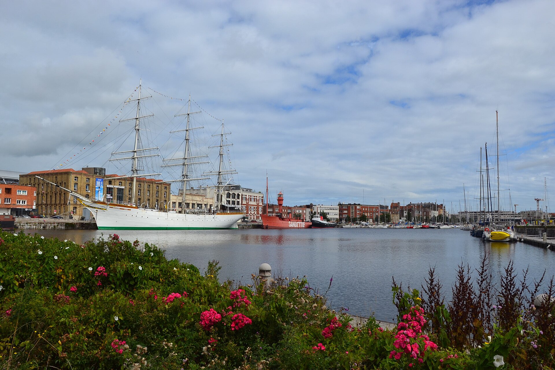 Bassin du Commerce à Dunkerque, quais et façades portuaires.