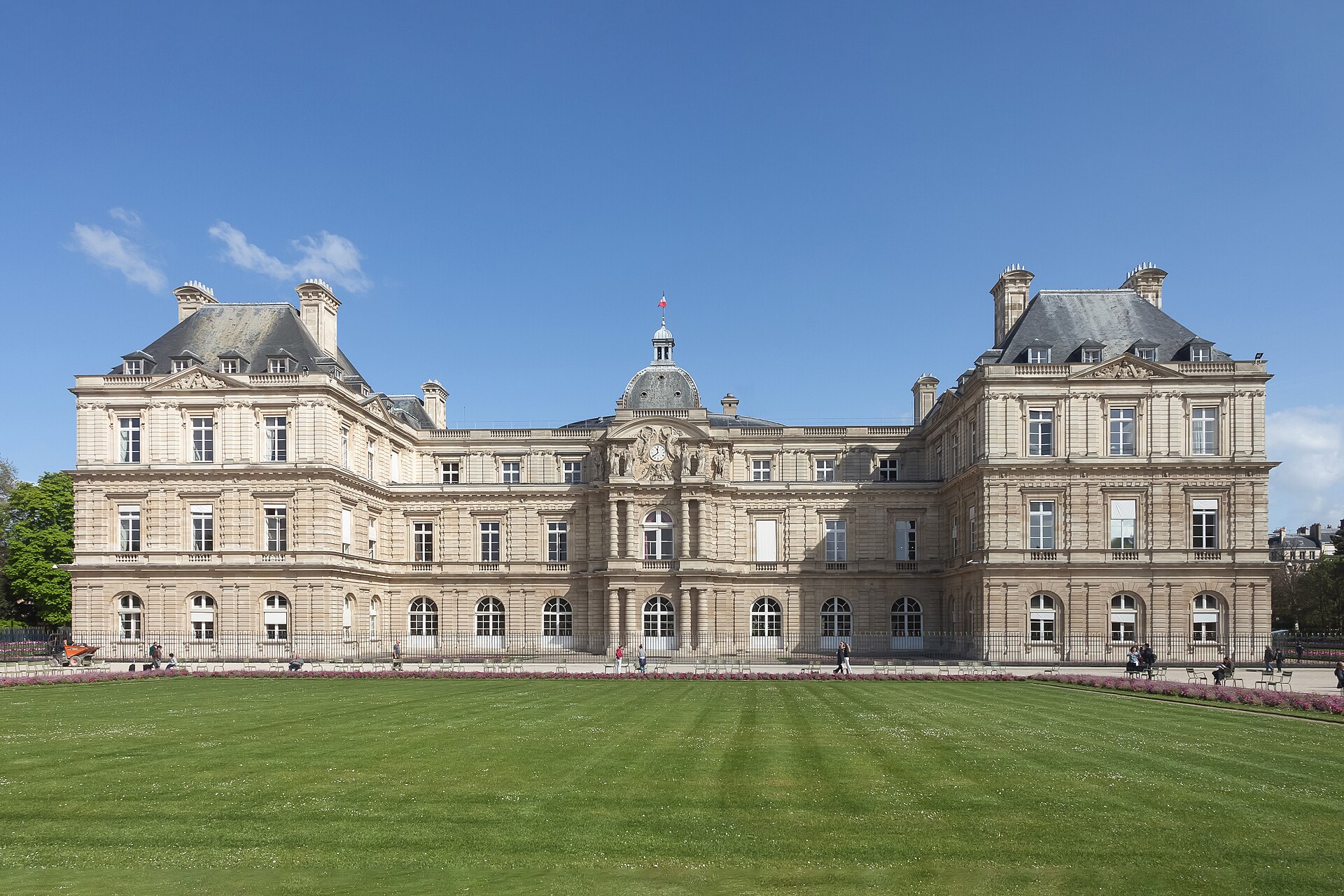 Le palais du Luxembourg, siège du Sénat, vu depuis le jardin.
