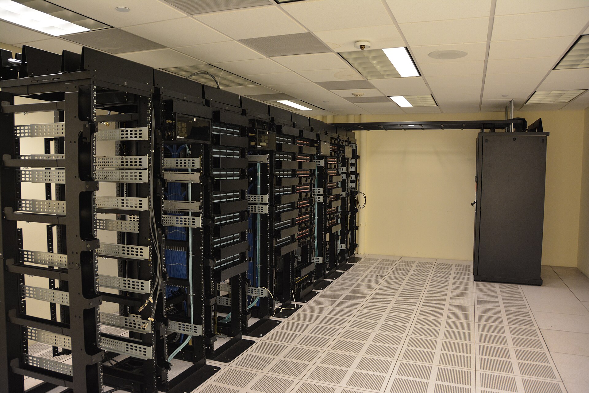 Allée de baies serveurs dans un data center.